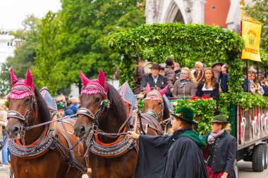 17 Eylül 2022 'de Münih, Almanya' da Covid-19 'da iki yıl durakladıktan sonra Ekim Festivali' nin açılış töreni. At arabaları ve orkestraları Oktoberfest geçit törenine katılıyor..