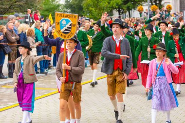 17 Eylül 2022 'de Münih, Almanya' da Covid-19 'da iki yıl durakladıktan sonra Ekim Festivali' nin açılış töreni. At arabaları ve orkestraları Oktoberfest geçit törenine katılıyor..