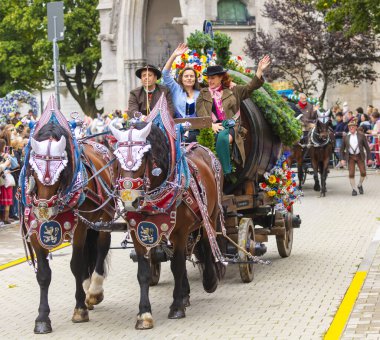 17 Eylül 2022 'de Münih, Almanya' da Covid-19 'da iki yıl durakladıktan sonra Ekim Festivali' nin açılış töreni. At arabaları ve orkestraları Oktoberfest geçit törenine katılıyor..