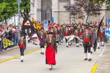 17 Eylül 2022 'de Münih, Almanya' da Covid-19 'da iki yıl durakladıktan sonra Ekim Festivali' nin açılış töreni. At arabaları ve orkestraları Oktoberfest geçit törenine katılıyor..