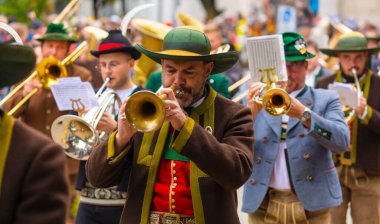 17 Eylül 2022 'de Münih, Almanya' da Covid-19 'da iki yıl durakladıktan sonra Ekim Festivali' nin açılış töreni. At arabaları ve orkestraları Oktoberfest geçit törenine katılıyor..