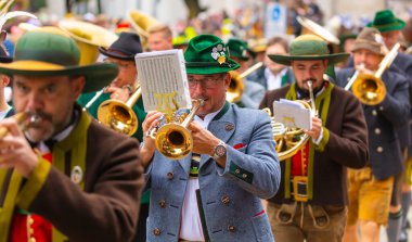 17 Eylül 2022 'de Münih, Almanya' da Covid-19 'da iki yıl durakladıktan sonra Ekim Festivali' nin açılış töreni. At arabaları ve orkestraları Oktoberfest geçit törenine katılıyor..