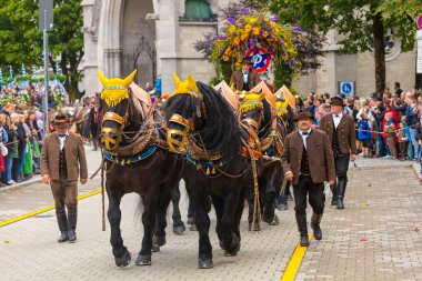 17 Eylül 2022 'de Münih, Almanya' da Covid-19 'da iki yıl durakladıktan sonra Ekim Festivali' nin açılış töreni. At arabaları ve orkestraları Oktoberfest geçit törenine katılıyor..