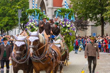17 Eylül 2022 'de Münih, Almanya' da Covid-19 'da iki yıl durakladıktan sonra Ekim Festivali' nin açılış töreni. At arabaları ve orkestraları Oktoberfest geçit törenine katılıyor..