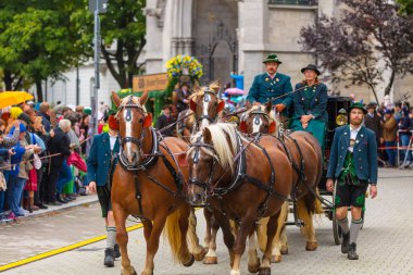 17 Eylül 2022 'de Münih, Almanya' da Covid-19 'da iki yıl durakladıktan sonra Ekim Festivali' nin açılış töreni. At arabaları ve orkestraları Oktoberfest geçit törenine katılıyor..
