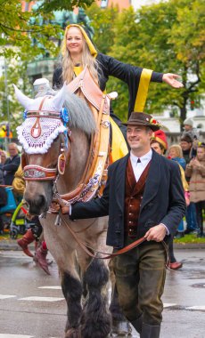 Almanya, Münih 18 Eylül 2022 Trachten- und Schtzenzug Ekim Festivali 2022 Covid-19 iki yıl sonra Münih, Almanya 'da durakladı. 