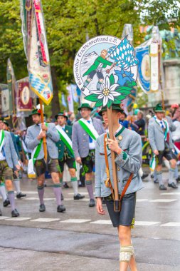 Almanya, Münih 18 Eylül 2022 Trachten- und Schtzenzug Ekim Festivali 2022 Covid-19 iki yıl sonra Münih, Almanya 'da durakladı. 