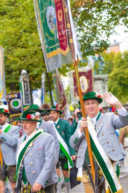 Almanya, Münih 18 Eylül 2022 Trachten- und Schtzenzug Ekim Festivali 2022 Covid-19 iki yıl sonra Münih, Almanya 'da durakladı. 
