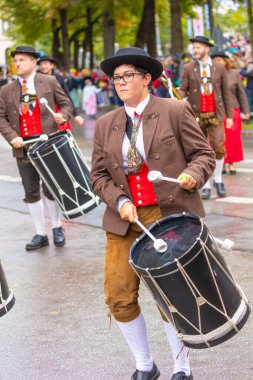 Almanya, Münih 18 Eylül 2022 Trachten- und Schtzenzug Ekim Festivali 2022 Covid-19 iki yıl sonra Münih, Almanya 'da durakladı. 
