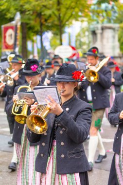 Almanya, Münih 18 Eylül 2022 Trachten- und Schtzenzug Ekim Festivali 2022 Covid-19 iki yıl sonra Münih, Almanya 'da durakladı. 