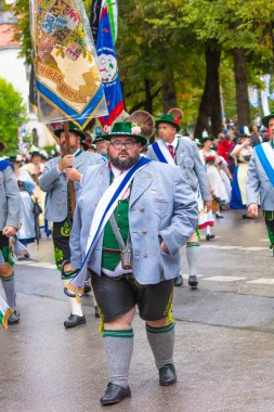 Almanya, Münih 18 Eylül 2022 Trachten- und Schtzenzug Ekim Festivali 2022 Covid-19 iki yıl sonra Münih, Almanya 'da durakladı. 