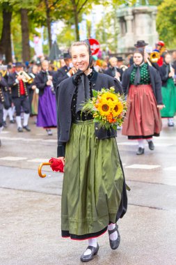 Almanya, Münih 18 Eylül 2022 Trachten- und Schtzenzug Ekim Festivali 2022 Covid-19 iki yıl sonra Münih, Almanya 'da durakladı. 