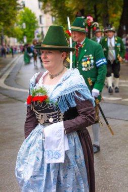 Almanya, Münih 18 Eylül 2022 Trachten- und Schtzenzug Ekim Festivali 2022 Covid-19 iki yıl sonra Münih, Almanya 'da durakladı. 