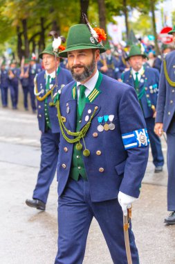 Almanya, Münih 18 Eylül 2022 Trachten- und Schtzenzug Ekim Festivali 2022 Covid-19 iki yıl sonra Münih, Almanya 'da durakladı. 