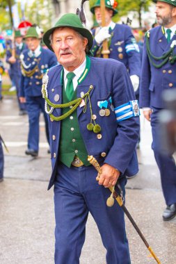 Almanya, Münih 18 Eylül 2022 Trachten- und Schtzenzug Ekim Festivali 2022 Covid-19 iki yıl sonra Münih, Almanya 'da durakladı. 