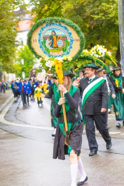 Almanya, Münih 18 Eylül 2022 Trachten- und Schtzenzug Ekim Festivali 2022 Covid-19 iki yıl sonra Münih, Almanya 'da durakladı. 