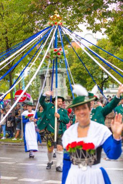 Almanya, Münih 18 Eylül 2022 Trachten- und Schtzenzug Ekim Festivali 2022 Covid-19 iki yıl sonra Münih, Almanya 'da durakladı. 