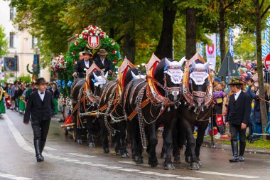 Almanya, Münih 18 Eylül 2022 Trachten- und Schtzenzug Ekim Festivali 2022 Covid-19 iki yıl sonra Münih, Almanya 'da durakladı. 