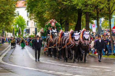 Almanya, Münih 18 Eylül 2022 Trachten- und Schtzenzug Ekim Festivali 2022 Covid-19 iki yıl sonra Münih, Almanya 'da durakladı. 