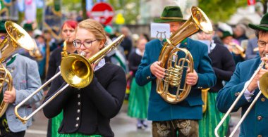 Almanya, Münih 18 Eylül 2022 Trachten- und Schtzenzug Ekim Festivali 2022 Covid-19 iki yıl sonra Münih, Almanya 'da durakladı. 