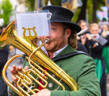 Almanya, Münih 18 Eylül 2022 Trachten- und Schtzenzug Ekim Festivali 2022 Covid-19 iki yıl sonra Münih, Almanya 'da durakladı. 