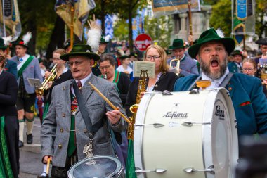 Almanya, Münih 18 Eylül 2022 Trachten- und Schtzenzug Ekim Festivali 2022 Covid-19 iki yıl sonra Münih, Almanya 'da durakladı. 