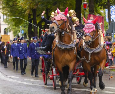 Almanya, Münih 18 Eylül 2022 Trachten- und Schtzenzug Ekim Festivali 2022 Covid-19 iki yıl sonra Münih, Almanya 'da durakladı. 
