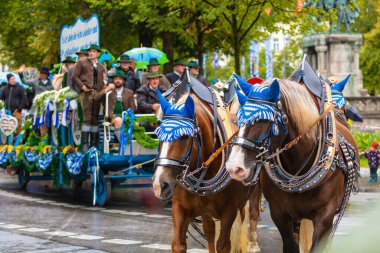Almanya, Münih 18 Eylül 2022 Trachten- und Schtzenzug Ekim Festivali 2022 Covid-19 iki yıl sonra Münih, Almanya 'da durakladı. 