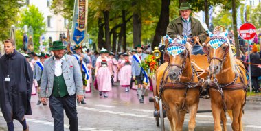Almanya, Münih 18 Eylül 2022 Trachten- und Schtzenzug Ekim Festivali 2022 Covid-19 iki yıl sonra Münih, Almanya 'da durakladı. 