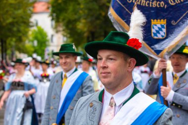 Almanya, Münih 18 Eylül 2022 Trachten- und Schtzenzug Ekim Festivali 2022 Covid-19 iki yıl sonra Münih, Almanya 'da durakladı. 