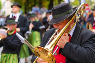 Almanya, Münih 18 Eylül 2022 Trachten- und Schtzenzug Ekim Festivali 2022 Covid-19 iki yıl sonra Münih, Almanya 'da durakladı. 