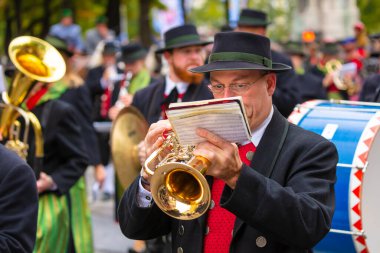 Almanya, Münih 18 Eylül 2022 Trachten- und Schtzenzug Ekim Festivali 2022 Covid-19 iki yıl sonra Münih, Almanya 'da durakladı. 