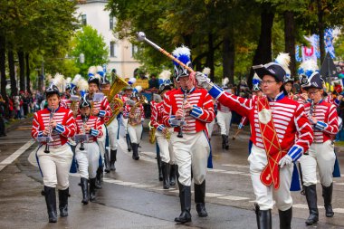 Almanya, Münih 18 Eylül 2022 Trachten- und Schtzenzug Ekim Festivali 2022 Covid-19 iki yıl sonra Münih, Almanya 'da durakladı. 