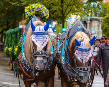 Almanya, Münih 18 Eylül 2022 Trachten- und Schtzenzug Ekim Festivali 2022 Covid-19 iki yıl sonra Münih, Almanya 'da durakladı. 