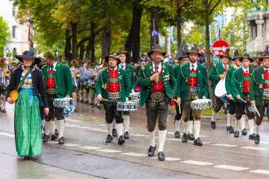 Almanya, Münih 18 Eylül 2022 Trachten- und Schtzenzug Ekim Festivali 2022 Covid-19 iki yıl sonra Münih, Almanya 'da durakladı. 