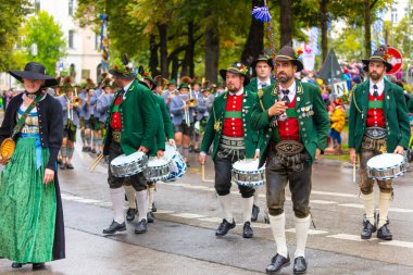Almanya, Münih 18 Eylül 2022 Trachten- und Schtzenzug Ekim Festivali 2022 Covid-19 iki yıl sonra Münih, Almanya 'da durakladı. 