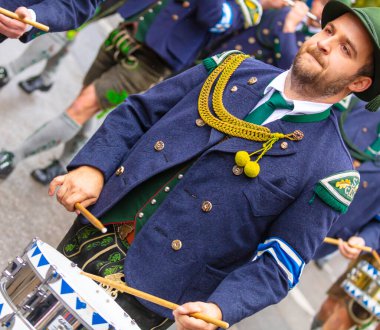 Almanya, Münih 18 Eylül 2022 Trachten- und Schtzenzug Ekim Festivali 2022 Covid-19 iki yıl sonra Münih, Almanya 'da durakladı. 