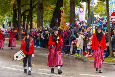 Almanya, Münih 18 Eylül 2022 Trachten- und Schtzenzug Ekim Festivali 2022 Covid-19 iki yıl sonra Münih, Almanya 'da durakladı. 