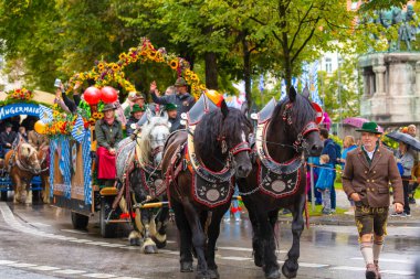 Almanya, Münih 18 Eylül 2022 Trachten- und Schtzenzug Ekim Festivali 2022 Covid-19 iki yıl sonra Münih, Almanya 'da durakladı. 
