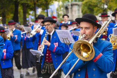 Almanya, Münih 18 Eylül 2022 Trachten- und Schtzenzug Ekim Festivali 2022 Covid-19 iki yıl sonra Münih, Almanya 'da durakladı. 