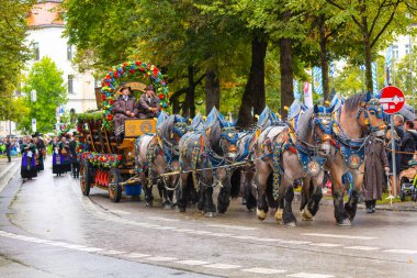Almanya, Münih 18 Eylül 2022 Trachten- und Schtzenzug Ekim Festivali 2022 Covid-19 iki yıl sonra Münih, Almanya 'da durakladı. 