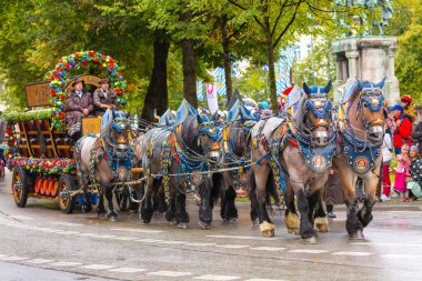 Almanya, Münih 18 Eylül 2022 Trachten- und Schtzenzug Ekim Festivali 2022 Covid-19 iki yıl sonra Münih, Almanya 'da durakladı. 