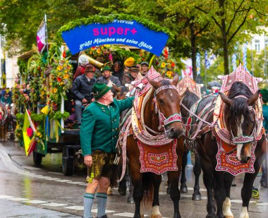 Almanya, Münih 18 Eylül 2022 Trachten- und Schtzenzug Ekim Festivali 2022 Covid-19 iki yıl sonra Münih, Almanya 'da durakladı. 