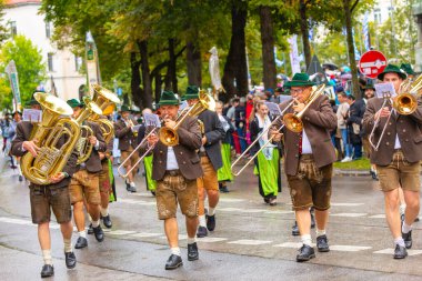 Almanya, Münih 18 Eylül 2022 Trachten- und Schtzenzug Ekim Festivali 2022 Covid-19 iki yıl sonra Münih, Almanya 'da durakladı. 