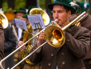 Almanya, Münih 18 Eylül 2022 Trachten- und Schtzenzug Ekim Festivali 2022 Covid-19 iki yıl sonra Münih, Almanya 'da durakladı. 