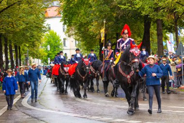 Almanya, Münih 18 Eylül 2022 Trachten- und Schtzenzug Ekim Festivali 2022 Covid-19 iki yıl sonra Münih, Almanya 'da durakladı. 