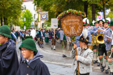 Almanya, Münih 18 Eylül 2022 Trachten- und Schtzenzug Ekim Festivali 2022 Covid-19 iki yıl sonra Münih, Almanya 'da durakladı. 