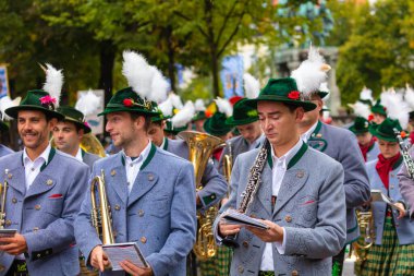 Almanya, Münih 18 Eylül 2022 Trachten- und Schtzenzug Ekim Festivali 2022 Covid-19 iki yıl sonra Münih, Almanya 'da durakladı. 