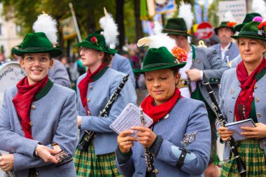 Almanya, Münih 18 Eylül 2022 Trachten- und Schtzenzug Ekim Festivali 2022 Covid-19 iki yıl sonra Münih, Almanya 'da durakladı. 