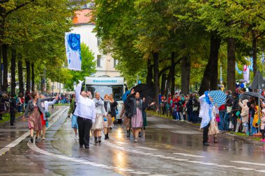 Almanya, Münih 18 Eylül 2022 Trachten- und Schtzenzug Ekim Festivali 2022 Covid-19 iki yıl sonra Münih, Almanya 'da durakladı. 
